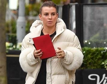 Vợ Wayne Rooney bị chỉ trích nặng nề vì mặc áo lông cáo