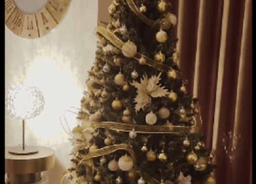 Lệ Quyên khoe ảnh nhận quà Giáng sinh, Lâm Bảo Châu liền có động thái gây chú ý