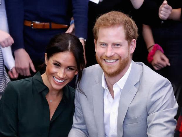 Vợ chồng Meghan Markle có động thái muốn "làm lành" với Hoàng gia Anh