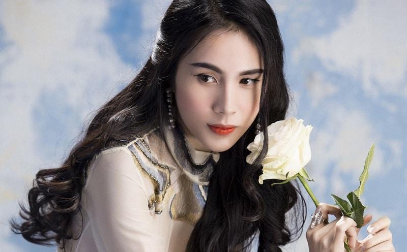 Thủy Tiên bị chỉ trích “vô duyên, dở hơi” vì một hành động khi đi uống cafe