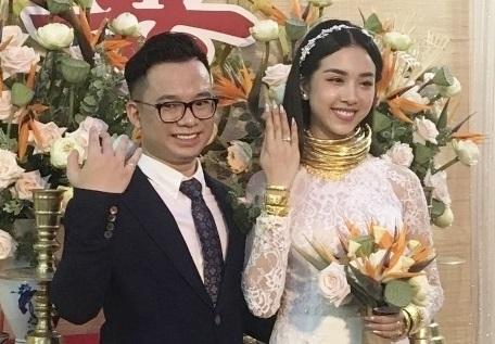 Á hậu Thúy An đeo hàng chục kiềng vàng vòng vàng trong lễ đón dâu