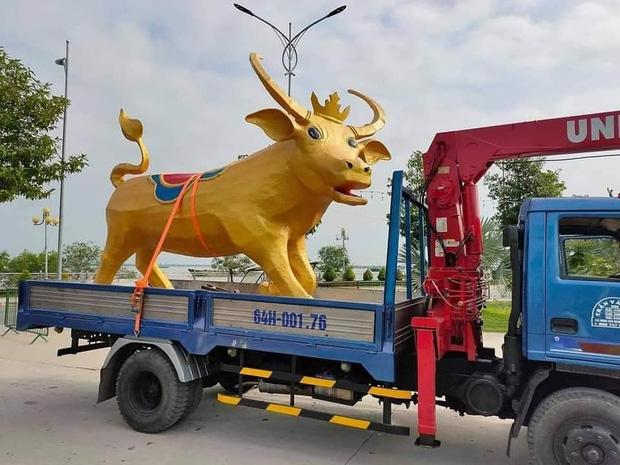 Linh vật trâu vàng đón Tết gia nhập đội ngũ linh vật "huyền thoại" trên MXH