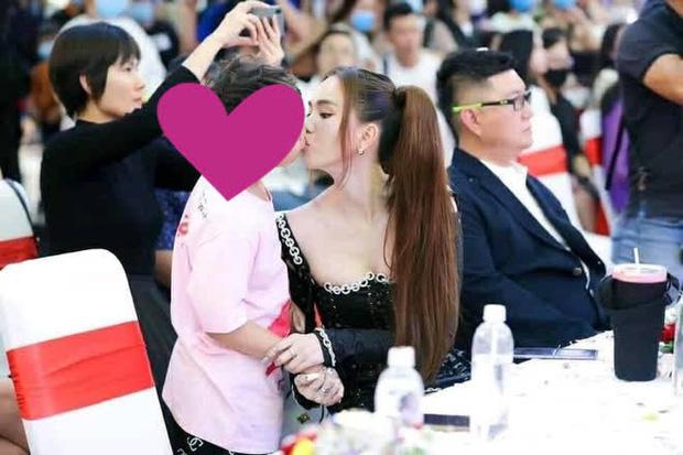 Ngọc Trinh gây tranh cãi khi hôn môi diễn viên nhí 8 tuổi