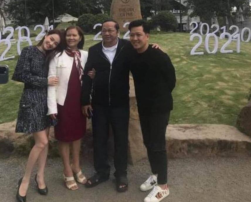 Chụp ảnh cùng con rể Trường Giang, bố Nhã Phương có cử chỉ gây bất ngờ