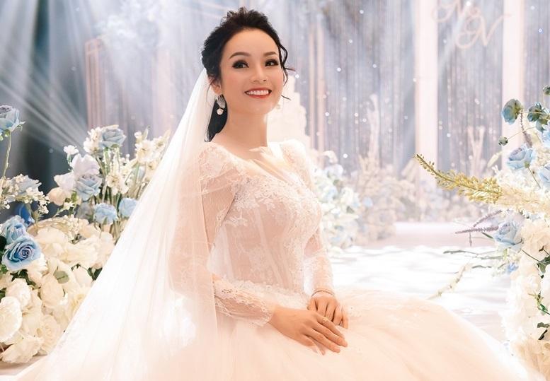 Ca sĩ Tân Nhàn bất ngờ kết hôn lần 2 ở tuổi 38