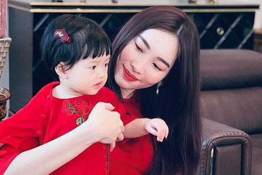 Hoa hậu Đặng Thu Thảo cho con gái mượn đồ trang điểm và cái kết 'đắng lòng'