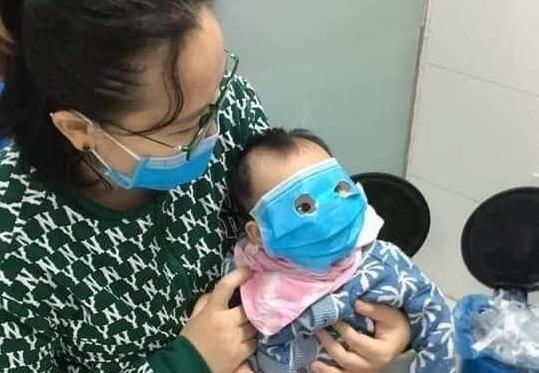 Cười ngất với cách bảo vệ an toàn khi đi khám bệnh mùa Covid-19