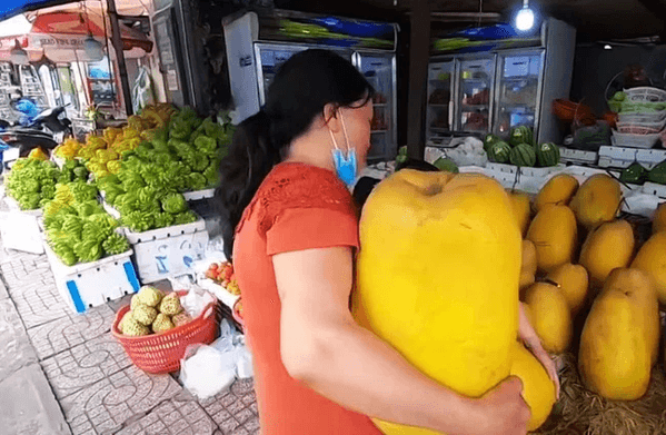 Bưởi khổng lồ nặng đến cả yến, giá tiền triệu được người Sài Gòn săn đón