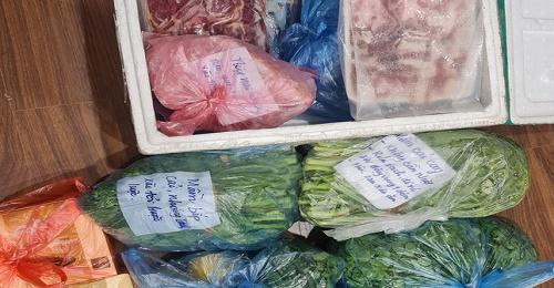 Mở thùng thực phẩm tiếp tế từ quê lên sau Tết, cô gái bật khóc xem từng túi đồ ăn mẹ ghi tỉ mỉ cách nấu cách làm