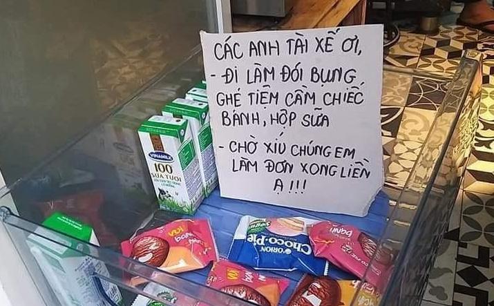 Chủ quán làm ấm lòng anh em tài xế: 'Đi làm đói bụng, ghé tiệm cầm chiếc bánh, hộp sữa'