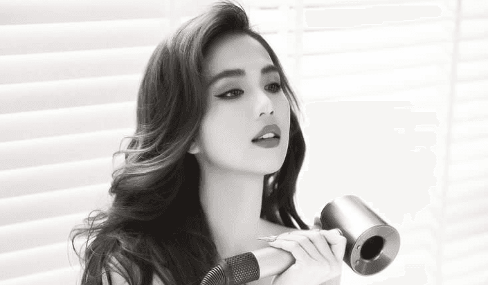 Ngọc Trinh mặc đồ như không mặc để chia sẻ quan niệm sống nhân dịp năm mới