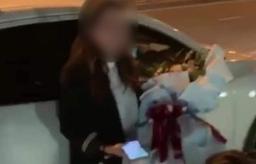 Nam thanh niên bị giữ bằng lái khi dừng ô tô trên cầu để tỏ tình với vợ