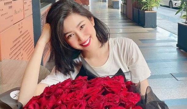 Luôn nói độc thân nhưng dịp lễ nào Thúy Ngân cũng nhận hoa hồng đắt đỏ