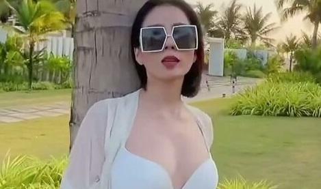 Hết tình trẻ lại đến Lệ Quyên khoe dáng nuột "ăn đứt" gái 20