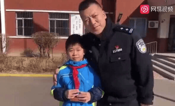 Mang trả 922 triệu đồng nhặt được, cậu bé nhận được câu trả lời: "Nhà tôi không thiếu tiền, nhặt thì cứ tiêu đi"