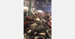 Dân mạng tranh cãi việc chồng thẳng tay đánh vợ trên phố đi bộ Hồ Gươm