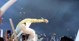 Vẫn cố hát sau khi ngã từ trên cao xuống, Karik nhập viện trong đêm