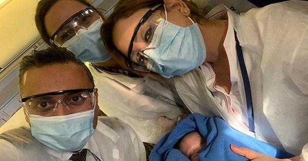 Máy bay phải hạ cánh khẩn cấp vì hành khách sinh con trên trời