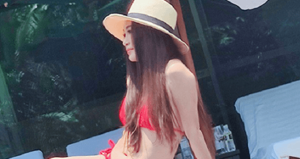 Ôn Bích Hà khoe dáng nuột, đường cong gợi cảm ở tuổi 54