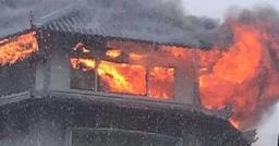 TP.HCM: Mưa lớn, khách sạn vẫn bốc cháy dữ dội khiến nhiều người hoảng sợ