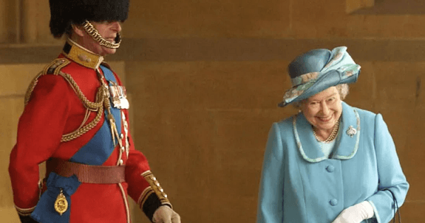 Câu chuyện phía sau bức ảnh Nữ hoàng Anh cười với Hoàng thân Philip
