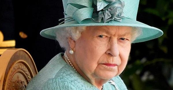 4 ngày sau khi Hoàng thân Philip mất, Nữ hoàng Anh trở lại với công việc