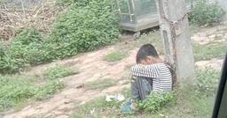 Lạng Sơn: Lười học, bé trai 10 tuổi bị cha ruột xích cổ khóa ở cột điện ven đường
