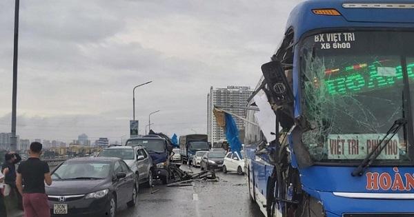 Hà Nội: 4 ôtô tông liên hoàn, cầu Thăng Long tắc nghẽn cả 2 chiều