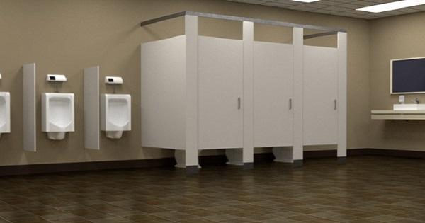 Nam nhân viên bị trừ lương vì...đi vệ sinh quá nhiều trong giờ làm việc