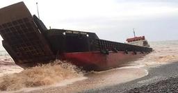 Tàu Philippines gặp nạn giữa siêu bão Surigae, 20 thủy thủ mất tích