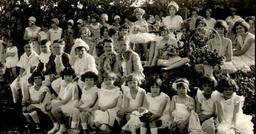 Người phụ nữ sinh con nhiều nhất thế giới với 16 lần sinh đôi, 7 lần sinh ba và 4 lần sinh tư