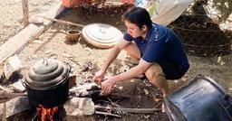 Phan Mạnh Quỳnh đúng chuẩn "rể nhà người ta", vừa cưới đã phải đun nước, làm thịt gà