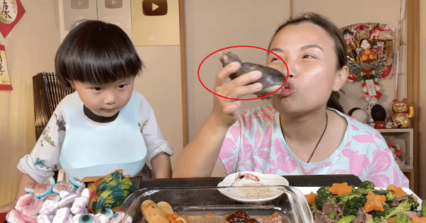 Quỳnh Trần JP bị phụ huynh phản đối vì làm clip ăn bàn chân gấu