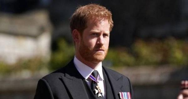 William nghi ngờ không sai, Harry lại để lộ nguyên nhân về Mỹ, bỏ lại Nữ hoàng Anh trong ngày sinh nhật cô đơn nhất