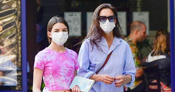 Suri Cruise - ái nữ Katie Holmes - sở hữu chiều cao vượt trội ở tuổi 15