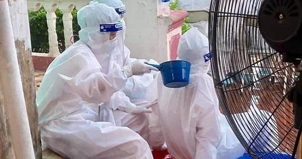 Có thể lây nhiễm Covid-19 qua việc thông khí, tiếp nước khi đang mặc bảo hộ