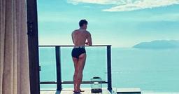 Nathan Lee diện quần tắm bé con không che nổi chỗ cần che