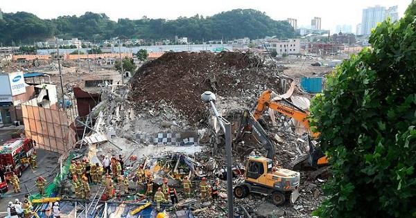 Hàn Quốc: Nhà cao tầng đổ sập xuống xe bus, ít nhất 9 người chết