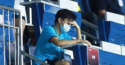 Không thể thi đấu vì chấn thương, Tuấn Anh ngồi trên khán đài đọc sách