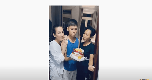 Dân tình lại soi ra "thái độ lạ" của Hồ Văn Cường khi hôn mẹ ruột và Phi Nhung