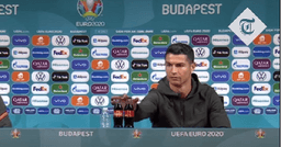Lý do siêu sao bóng đá Cristiano Ronaldo từ chối uống Coca-Cola