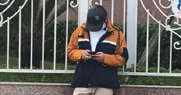 Đi xe vợ không chịu ôm, chồng giận dỗi tấp vào lề đường để... đọc truyện