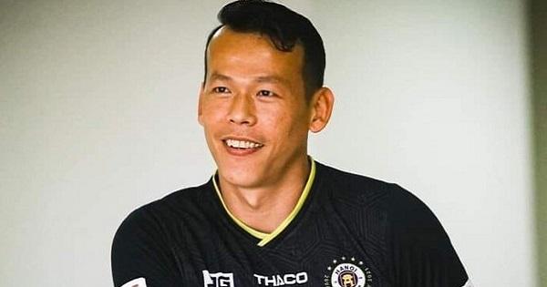 "Ông chú" Tấn Trường livestream kể chuyện đi đá bóng để thoát nghèo