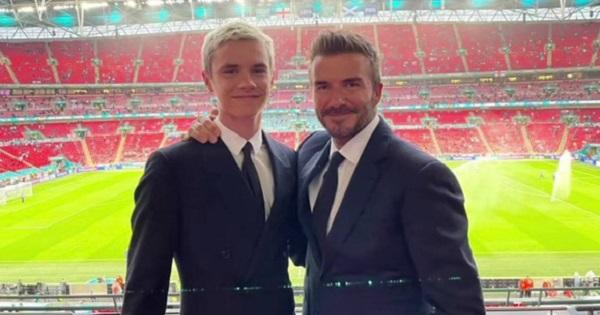 David Beckham ăn diện bảnh bao, nhan sắc U50 "ăn đứt" luôn cậu ấm 18 tuổi