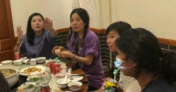 Chồng đại gia bị đồn nợ 890 tỷ đồng, Triệu Vy xuất hiện luộm thuộm