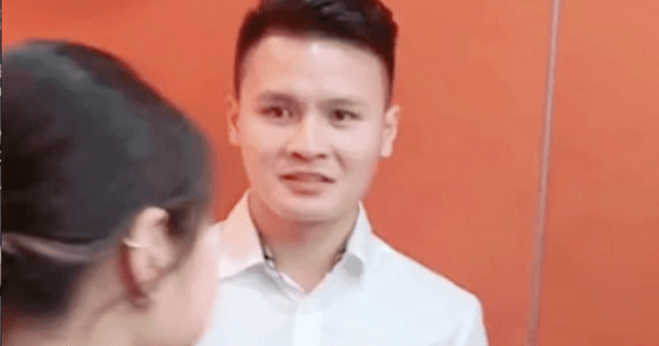 Quang Hải có phản ứng như "trên mây" khi được fan girl xin chụp ảnh