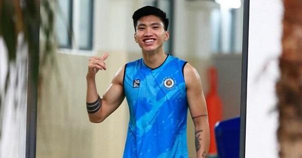 Đoàn Văn Hậu khoe cơ bắp săn chắc, Văn Lâm bình luận gì mà nhận nghìn like?