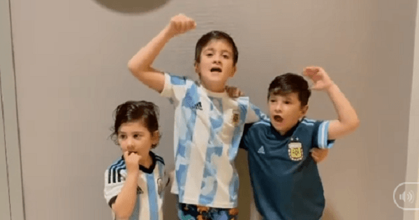 Hành động đáng yêu của 3 con trai Lionel Messi khi bố vô địch Copa America