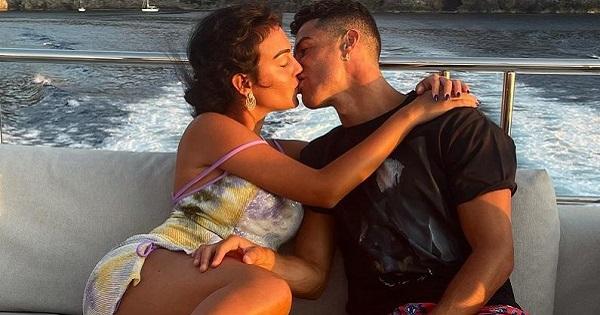 Xả hơi sau Euro, Ronaldo tình tứ bên bạn gái