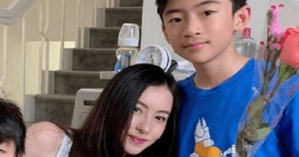 Trương Bá Chi được khen ứng xử tinh tế khi phát hiện con trai lớn dẫn bạn gái vào phòng riêng